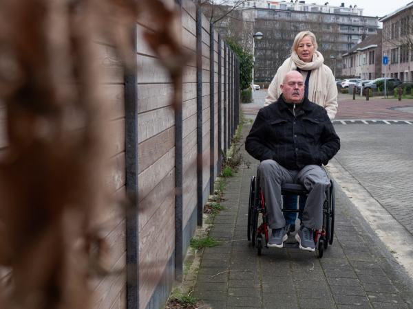 Brigitte duwt haar man voort in zijn rolstoel