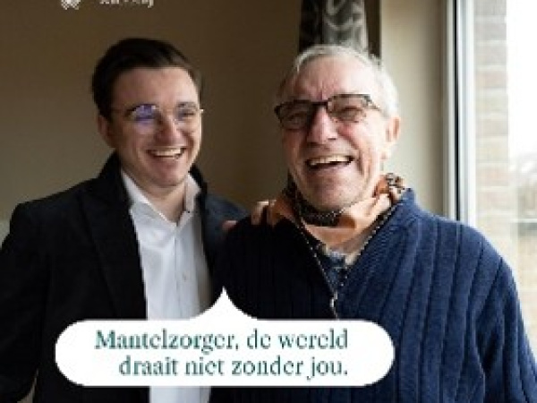 campagnefoto mantelzorg, twee mannen lachend naast elkaar