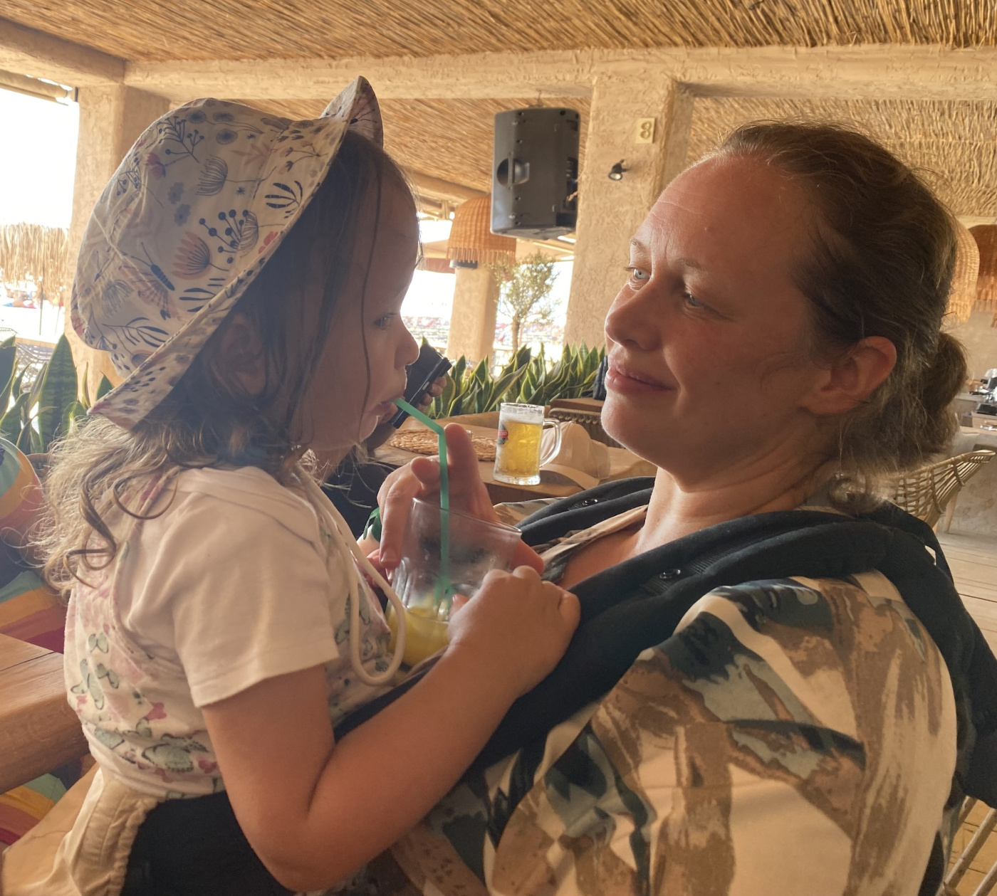 Deborah heeft haar dochtertje in de armen en lacht naar haar