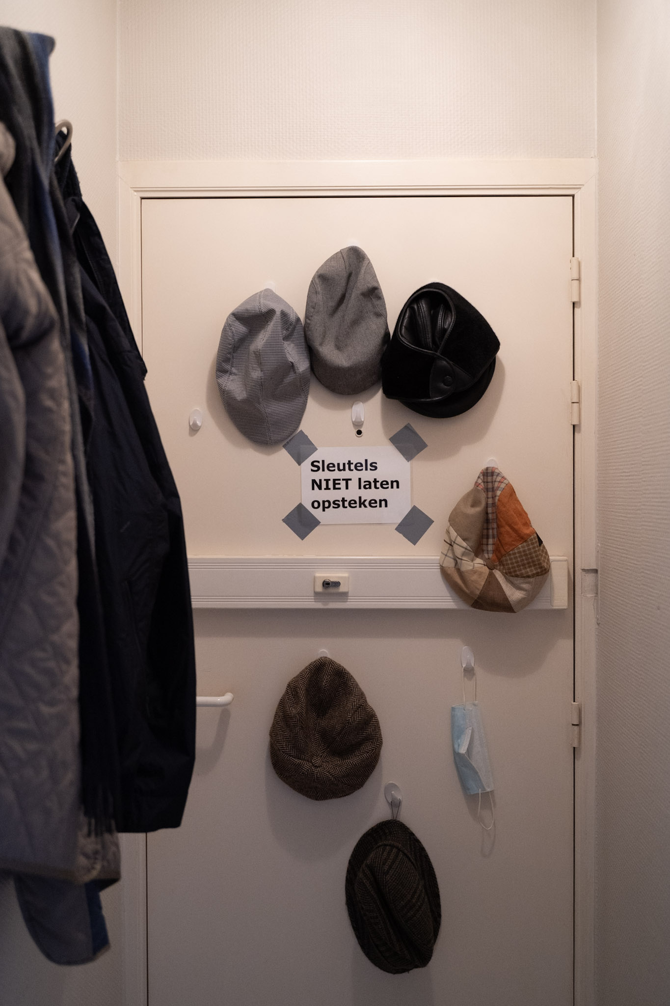 aanwijzingen op deur