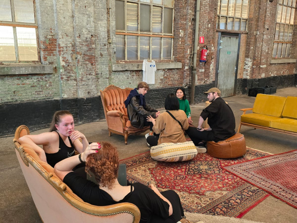 Jongeren babbelen in de zetels bij de chill zone