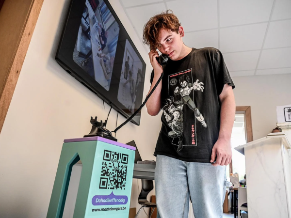 Jonge mantelzorger luistert aan mantelzorgtelefoon